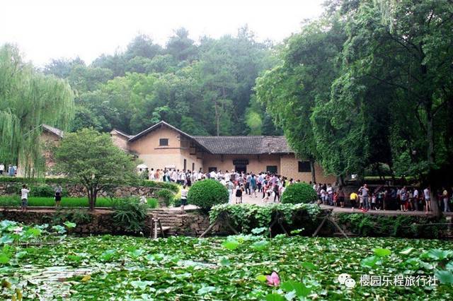 地方【韶山】(赠送环保车费用20元/人):游览【毛泽东故居】(约60分钟)