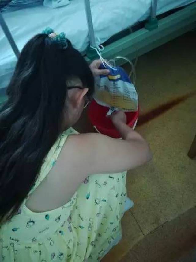 该倒尿袋了,月月熟练地操作着,动作娴熟到让人难以置信这是一个9岁的