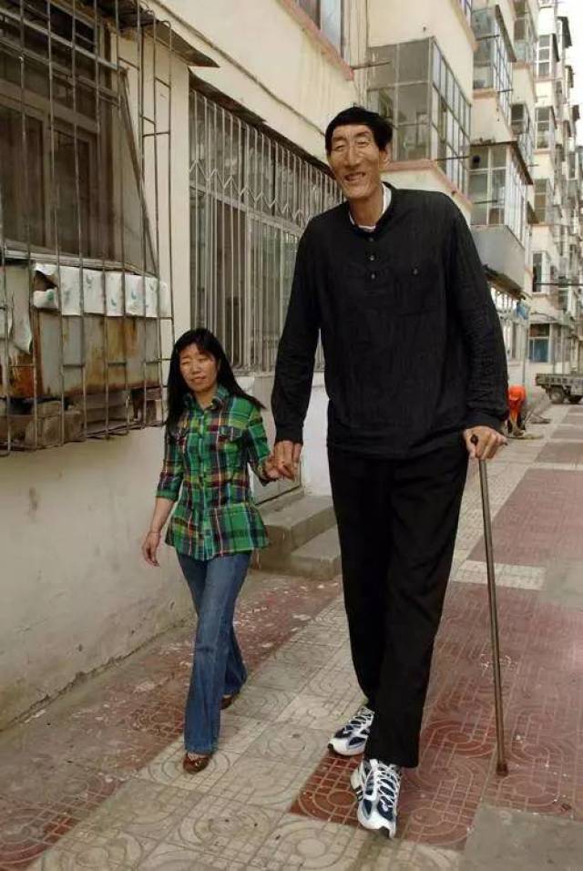 【聚焦】内蒙古巨人!有一种高度叫鲍喜顺!喜顺娶妻后的真实生活.