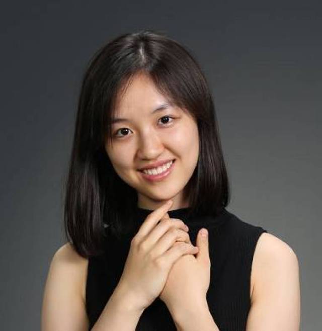 曾就读于中央音乐学院附中,师从金爱平,李其芳,周广仁等钢琴教育家.