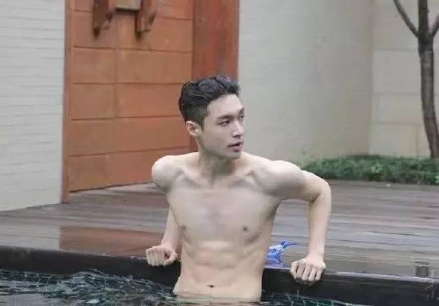 张艺兴体重60公斤却穿衣显瘦脱衣有肉 六块腹