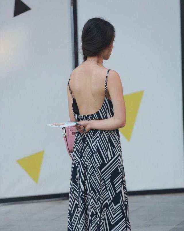 成都街头美女穿"露背装"靓丽风景线,引人注目!