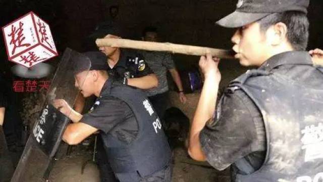 郧西公安局一名刑警在围捕一嫌犯时受伤