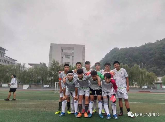 vs  康县二中永恒足球队 最终比分: 茶马汉子2:1fc自由竞技 兄 弟 联1