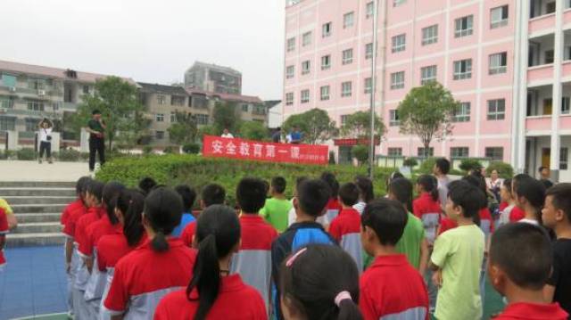 黔东民族寄宿制中学"新生入学教育"活动今日拉开序幕