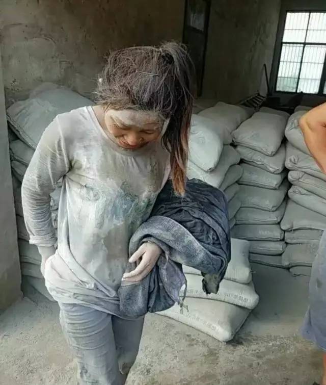 女子日搬几十吨水泥救病夫:我有双手能挣钱 不