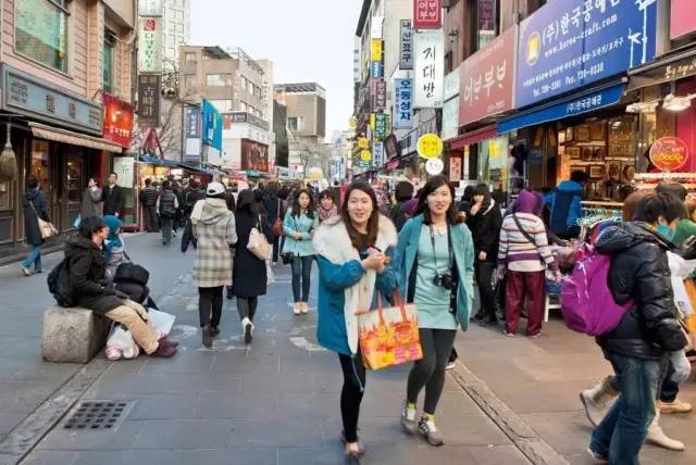 以下这些真实生活场景的直接比较反映出两个国家的直观印象差别,我们