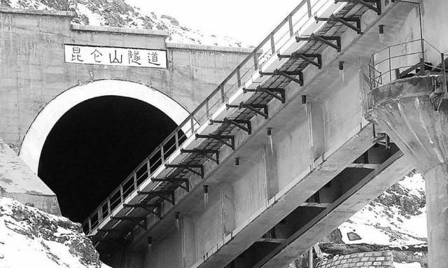 最长的高原冻土隧道 ▼ 昆仑山隧道是世界高原