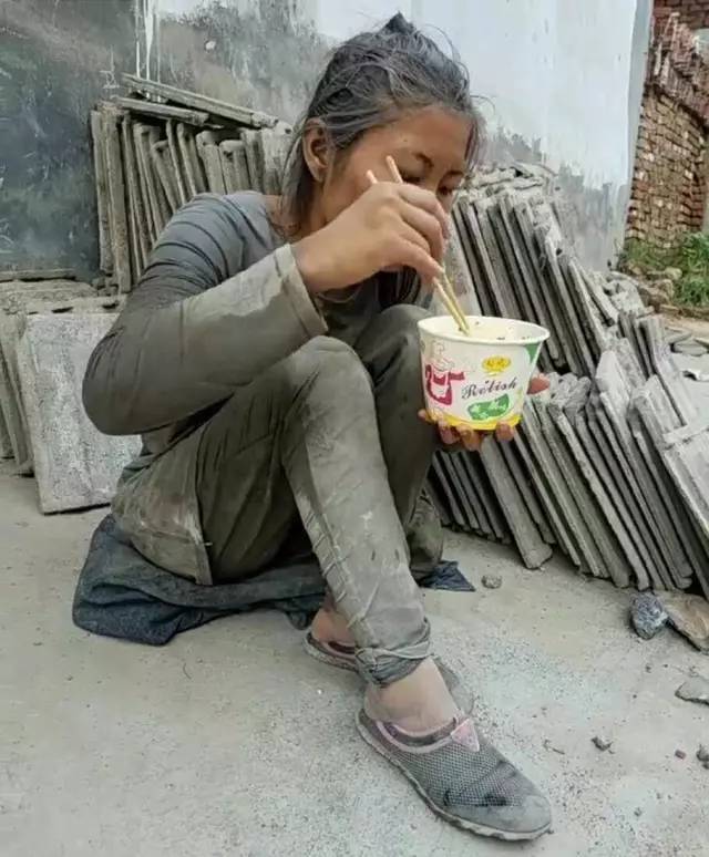 女子日搬几十吨水泥救病夫:我有双手能挣钱 不