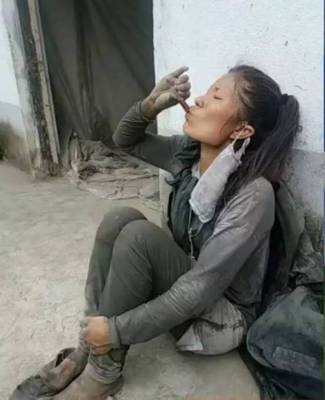 朋友圈被一个扛水泥的女子刷屏了,背后的真相更感人!