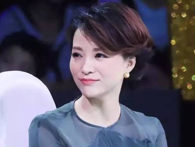 董卿为什么会再次大火?不是偶然, 而是厚积薄发的力量.