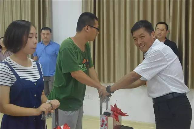 经理刘金亮发放助学用品