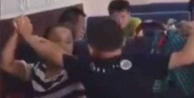 【左邻右舍】盐城一小男孩当众死掐妈妈脖子,只因被教育了几句?