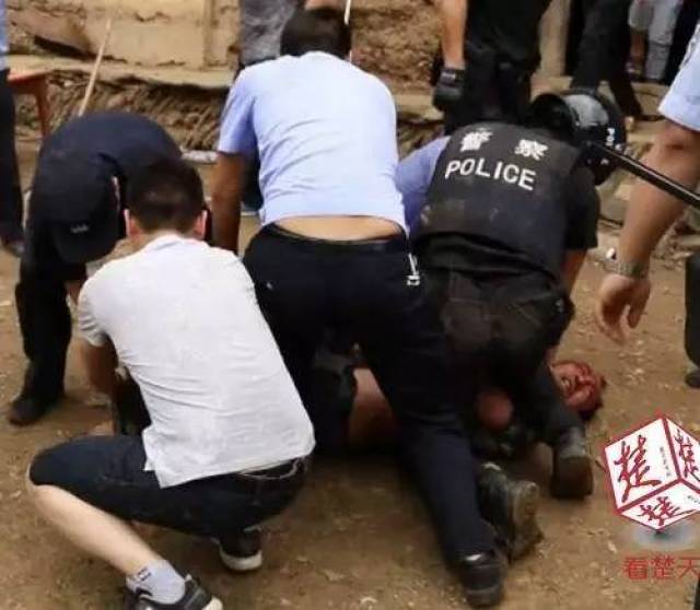 郧西公安局一名刑警在围捕一嫌犯时受伤