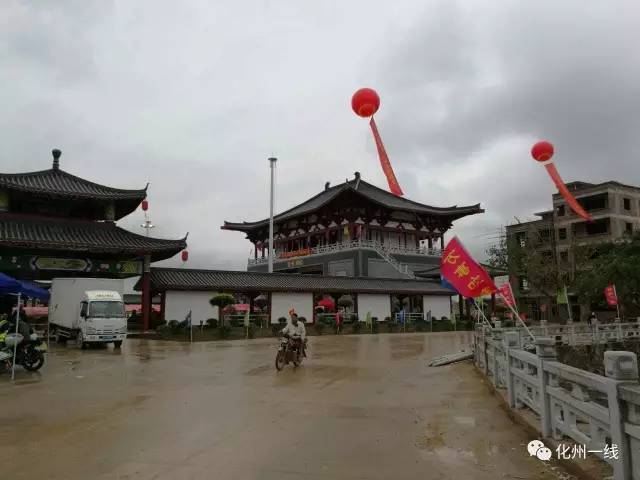 个多月 建成之后,这里将是一个崭新的景点 是化州市新农村建设的标榜!