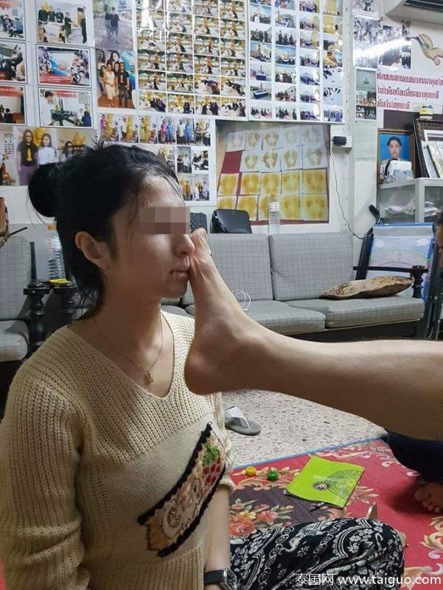 泰国大师奇葩"足疗法",用脚踩踩脸就能治病?
