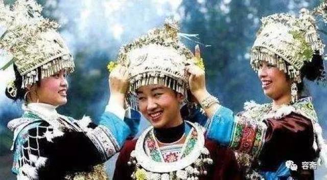但是现在很少能看到壮族女子佩戴传统银饰了. 瑶族
