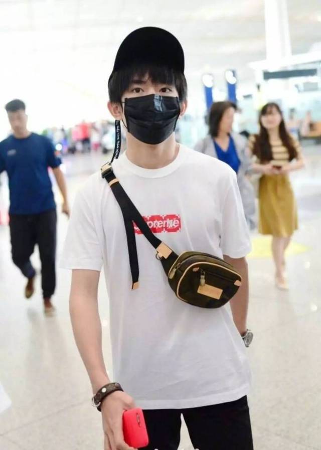 易烊千玺的这款s开头的潮牌迷彩小腰包,很符合小可爱的气场