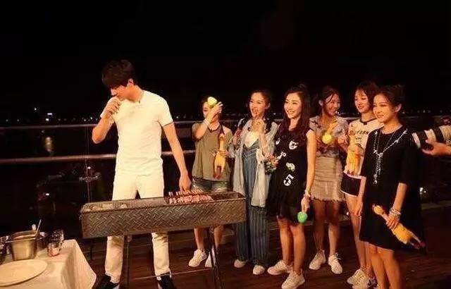 王思聪,林更新深夜豪宅烧烤,美女的眼神告诉你许多,心疼林更新