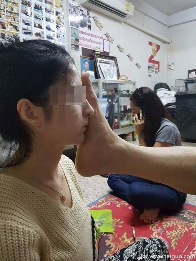 泰国大师奇葩"足疗法",用脚踩踩脸就能治病?