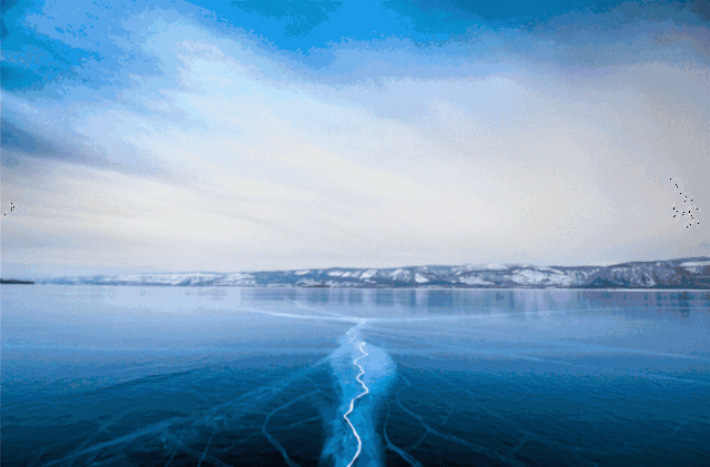 而不为人知的是,冰封之前的贝加尔湖的秋,也足可以媲美北疆,艳压四方.