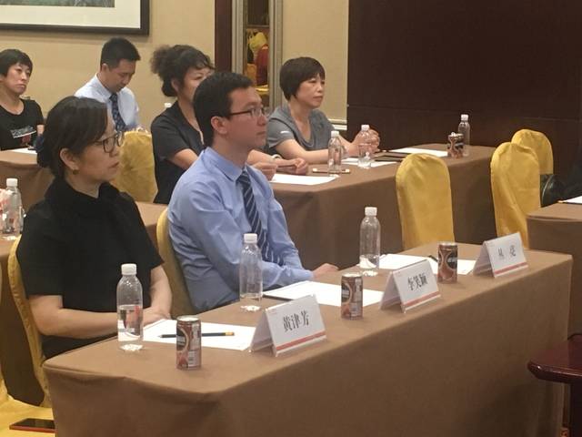 信托总经理丛亮(右一)平安万家健康总经理李笑颖(左一)