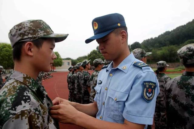 空工大航空机务士官学校24名帅气教官赴信高军训,最后一张照片亮了!