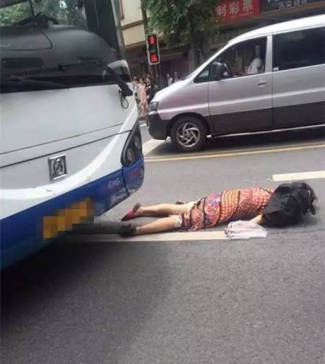 宜宾一公交车撞上行人!48岁女子当场死亡!