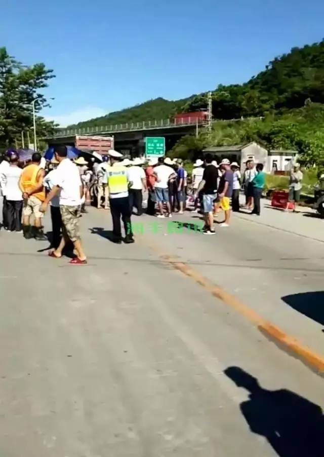 海丰鮜门发生车祸,一男子疑当场.