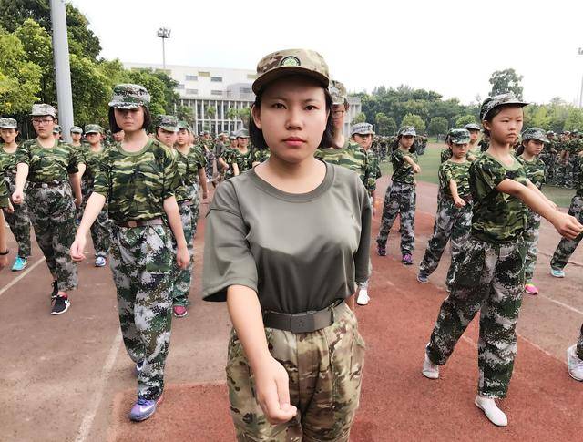 成都实外西区女教官军训霸气外露 初三学生直升高中本部拼洪荒之力