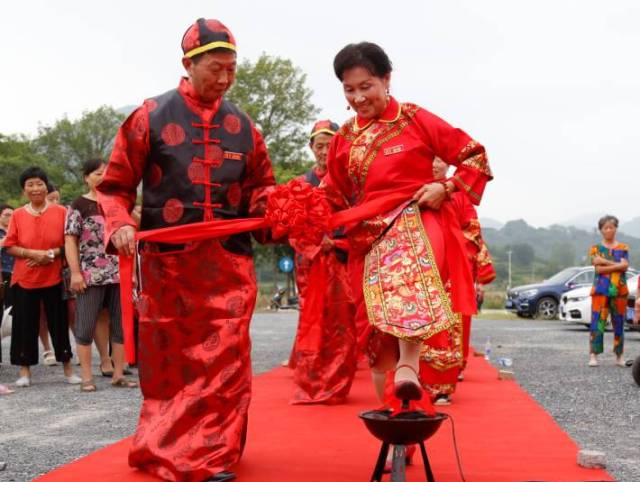 跨火盆,跨马鞍.铜陵义安区的这场中式集体婚礼太浪漫了!