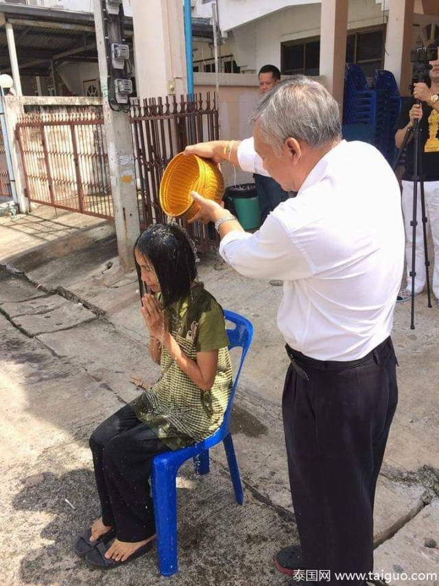 泰国大师奇葩"足疗法",用脚踩踩脸就能治病?