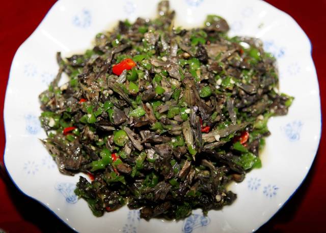 用干巴菌来炒青椒或炒鸡蛋其滋味是妙不可言.