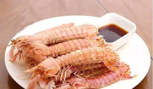 3,放在小碗里倒上醋 4,皮皮虾倒在开了的蒸锅屉上盖盖子蒸10分钟 5,10
