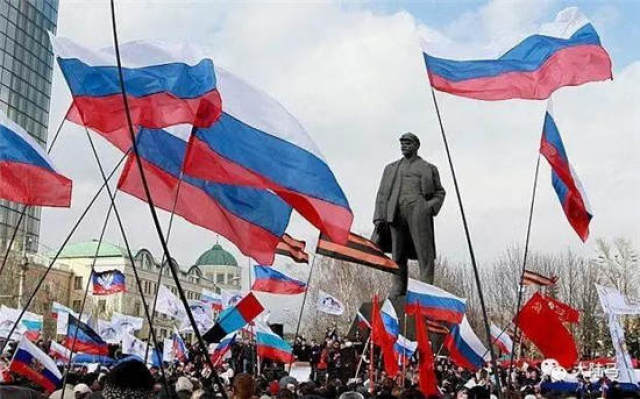俄罗斯马术学生表演高难度动作庆祝"国旗日"