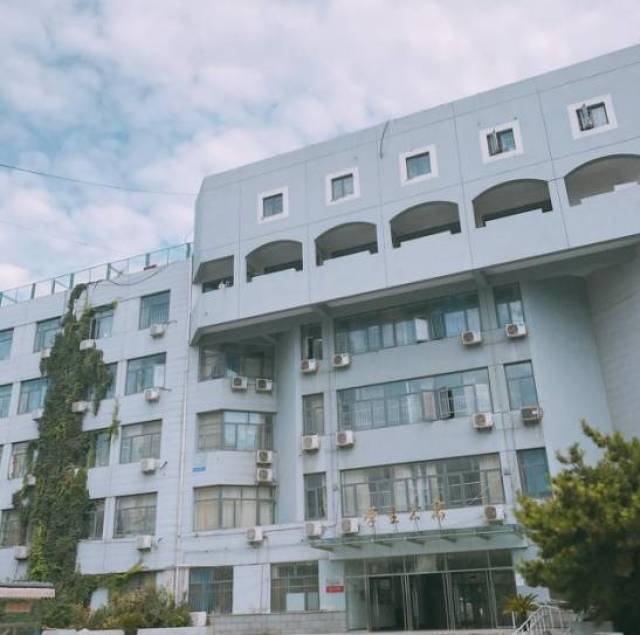 图15——北京联合大学男生公寓 本科生宿舍基本是8人一间,上床下床的