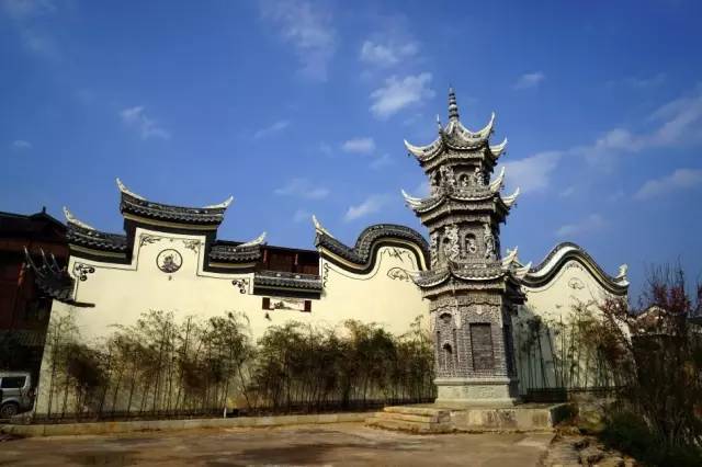 文物古迹有:下司古镇,古码头,街巷,苗族吊脚楼,夏同和状元第,禹王宫