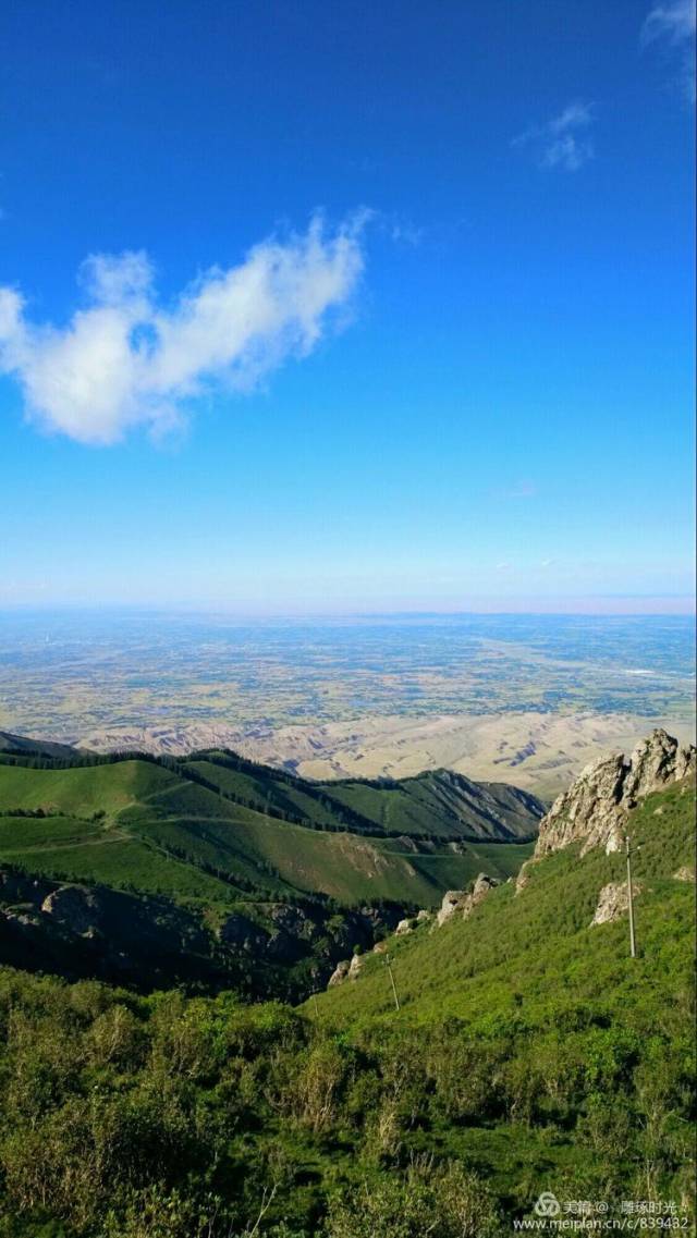 西顶草原最高处叫冬青顶,居高临下凉州大地一览无余,景色之壮美令人心