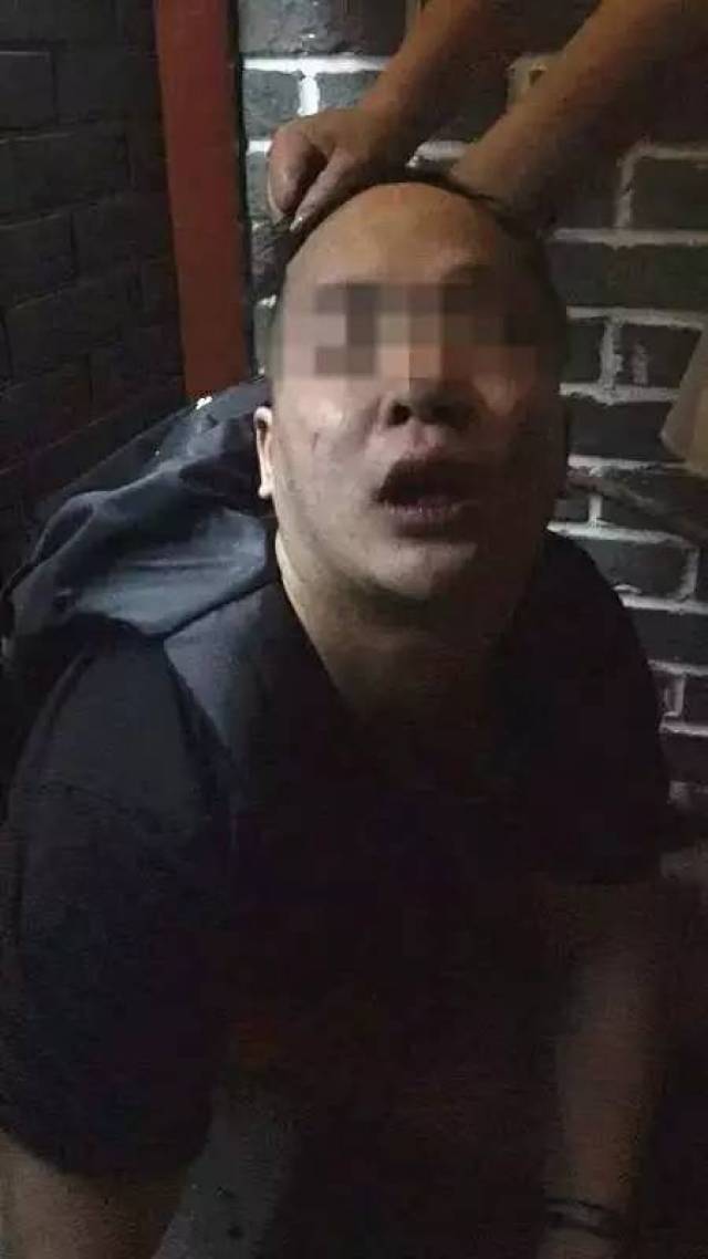 宜宾猥琐男子,在酒吧内偷拍女生裙底,发现大量不雅