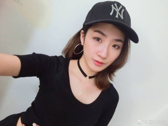 国服第一女盲僧也爱cos,竟然不是没穿上衣的李