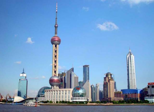 东方明珠与外滩隔江相望,是上海的标志性建筑.