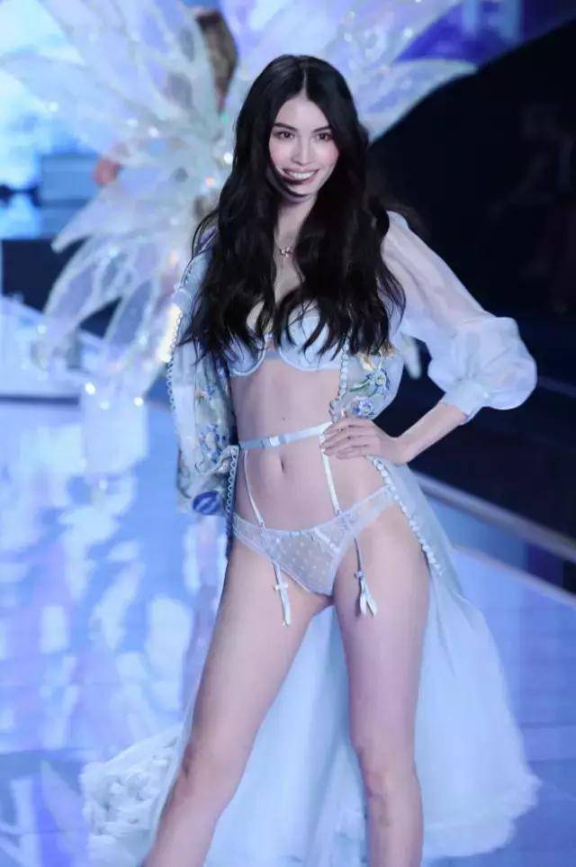 何穗亮相2014年维密大秀