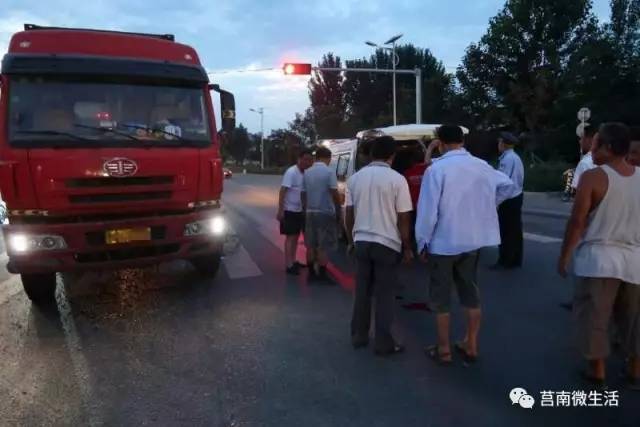 莒南昨天发生的车祸!一男子被撞,情况不容乐观!