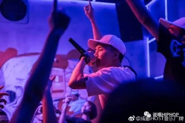 这个世界上有很多种人,有人要做明星,有人要做偶像,有人要做rapper