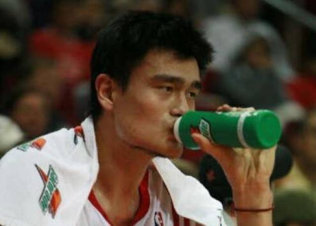 nba球星喝水照,姚明就像"婴儿吸奶瓶"伊巴卡一人干掉5