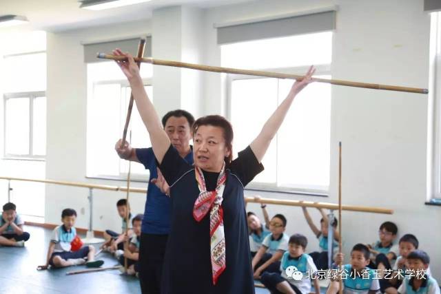 小香玉艺术学校『新学期|看看小学生们是如何弘扬传承戏曲文化的