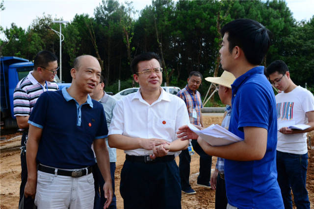 北湖区委书记,郴州经开区党委书记蒋利民(中)调研项目建设