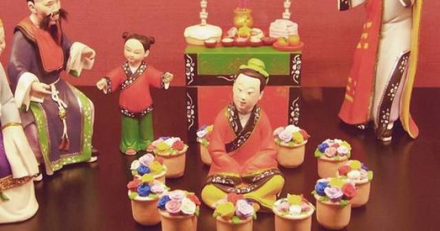 出花园这一天孩子要穿外公婆新缝的新衣,脚着外公