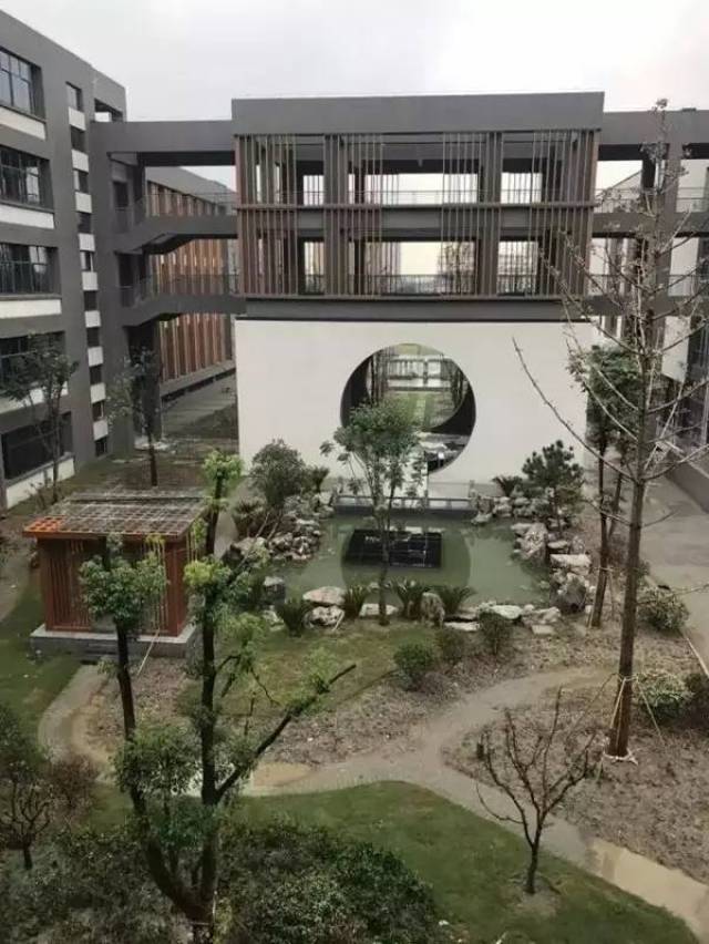 开发区振兴花园学校是一所九年一贯制学校,学校规划中小学72个教学班
