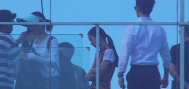 后面就有了一丝异样.手捂在肚子上,低着头,表情有些痛苦.